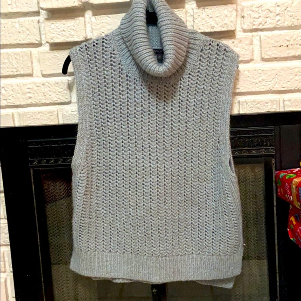 Turtleneck sweater/sleeveless
